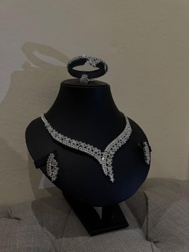 طقم فضي راقٍ من الزركون بتصميم امبراطوري مع تفاصيل...