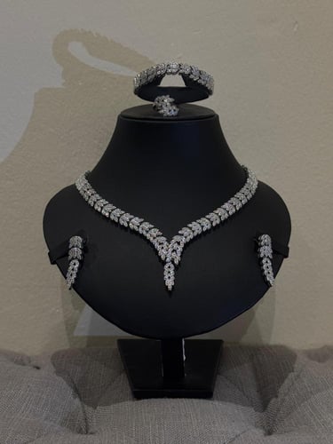 طقم من الزركون بتصميم اوراق خريفيه متناسقه