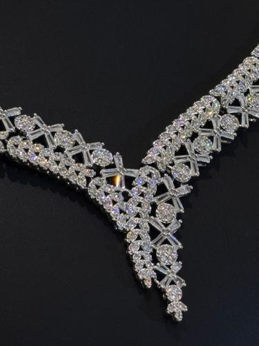 طقم فضي راقٍ من الزركون بتصميم امبراطوري مع تفاصيل...