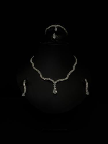 طقم مجوهرات فاخر مرصع بالكريستال بتصميم متعرج