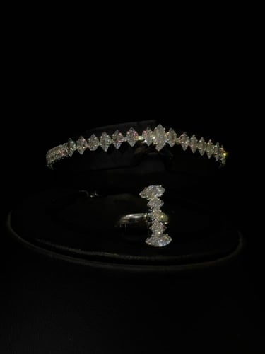 طقم مجوهرات فاخر مرصع بالكريستال بتصميم حجار الالم...