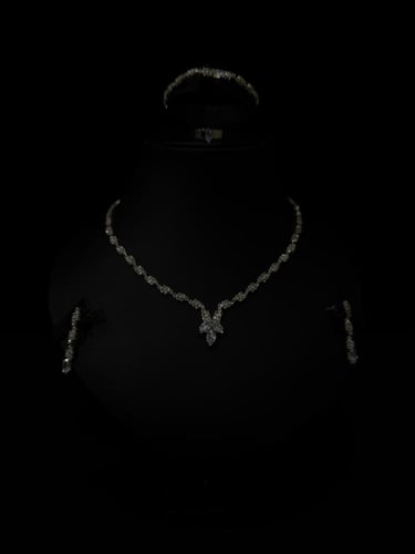 طقم مجوهرات فاخر مرصع بالكرستال سبعه