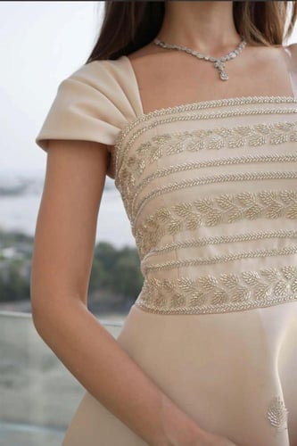 فستان ميد ساتاني مطرز خريفي