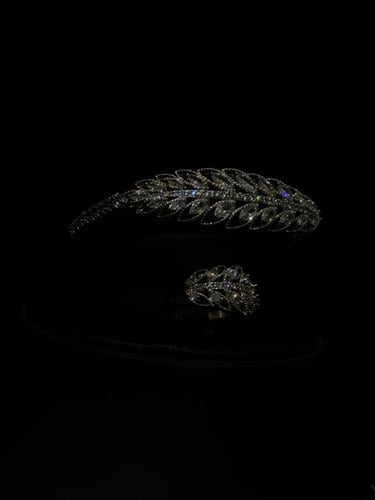 طقم مجوهرات فاخر من الزركون بتصميم خريفي متدلي