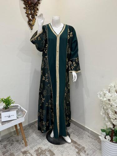 جلابية بتفاصيل مشجرة مع خط من العنق منسدل