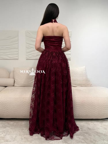 فستان فاخر بتصميم الدانتيل