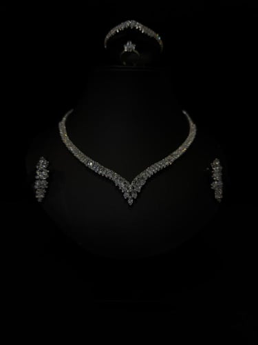 طقم مجوهرات فاخر مرصع بالكريستال بتصميم سراب متناث...