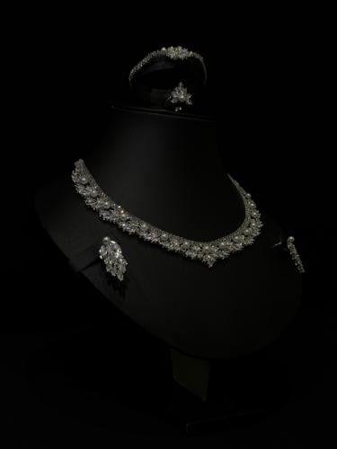 طقم مجوهرات فاخرمن الزركون بتصميم لؤلؤة الماسية