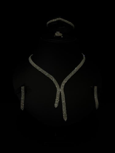 طقم مجوهرات فاخر مرصع بالكريستال بتصميم ربطة العنق