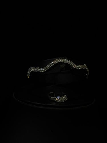 طقم مجوهرات مرصع بالكريستال الفاخر بتصميم متعرج