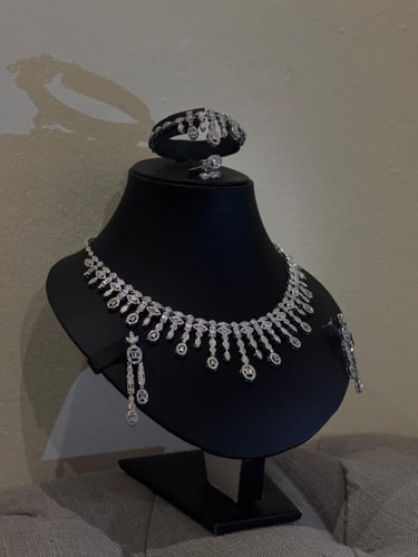 طقم مجوهرات فاخر بتصميم ملكي من الكريستال المتدلي