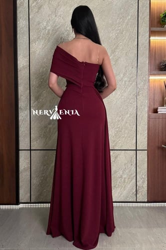 فستان ون شولدر كريب تطريز شجري