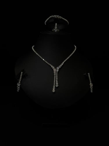 طقم مجوهرات فاخر مرصع بالكريستال بتصميم شلال ألماس...