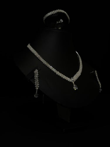 طقم مجوهرات فاخر بتصميم قطرات الندى من الكريستال