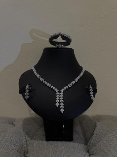 طقم مجوهرات فاخر بتصميم ماروني من الزركون