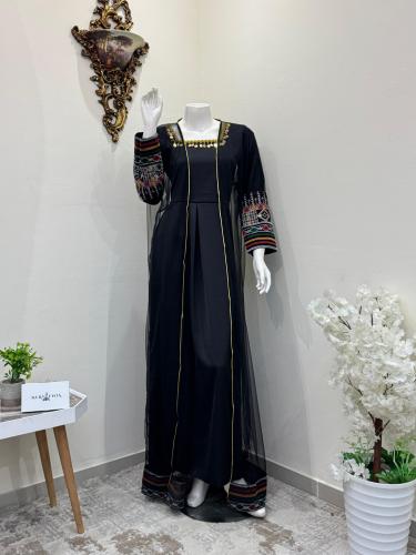 جلابيةبتطريز تراثي ولمسات ذهبية فاخرة