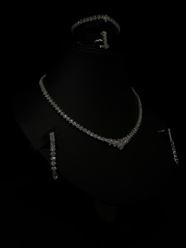 طقم مجوهرات فاخر مرصع بالكريستال بتصميم حجار الالم...