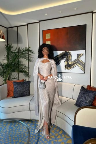 فستان بيورا كرنكل لامع مع شال مطوي