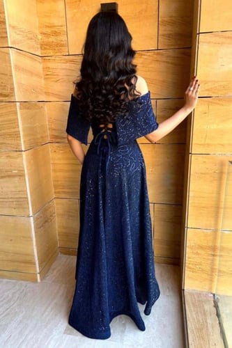 فستان سهرة مزيّن بالترتر المقلم