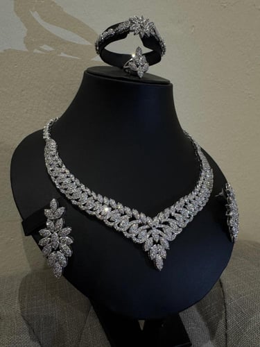 طقم مجوهرات فاخر بأوراق زركونية براقة مطلي بالرودي...