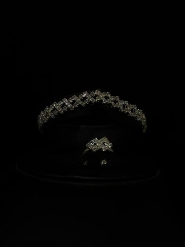 طقم مجوهرات فاخر مرصع بالكريستال بتصميم مربعات متع...