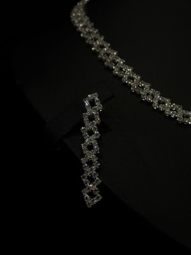 طقم مجوهرات فاخر مرصع بالكريستال بتصميم مربعات متع...