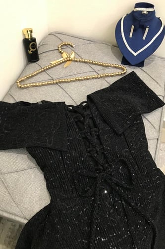 فستان سهرة مزيّن بالترتر المقلم