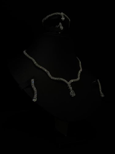 طقم مجوهرات فاخر مرصع بالكريستال بتصميم متعرج