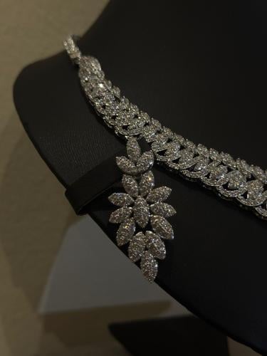 طقم مجوهرات فاخر بأوراق زركونية براقة مطلي بالرودي...