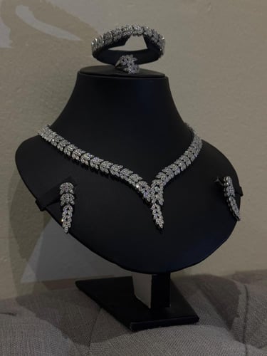 طقم من الزركون بتصميم اوراق خريفيه متناسقه