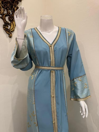 جلابية بتفاصيل مشجرة مع خط من العنق منسدل