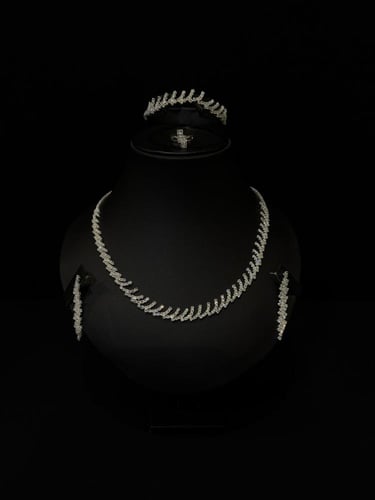 طقم مجوهرات مرصع بالكريستال الفاخر بتصميم قطع V