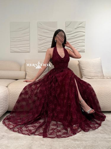 فستان فاخر بتصميم الدانتيل