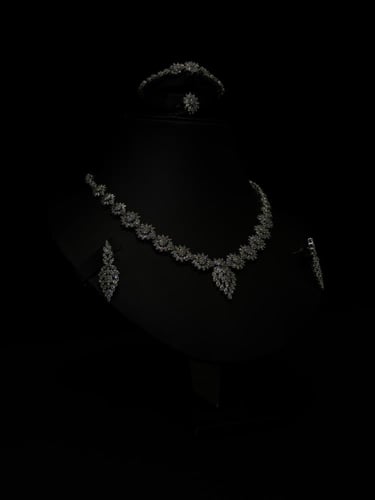 طقم مجوهرات فاخر من الزركون بتصميم جوهرة دوار الشم...