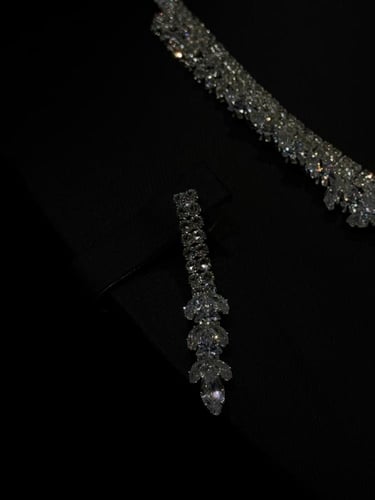 طقم مجوهرات مرصع بالكريستال الفاخر بتصميم ملكي