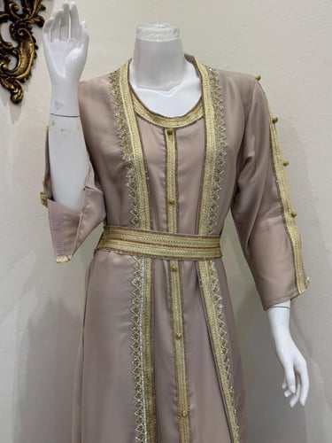 جلابية قطعتين بتطريز ذهبي فاخر مع حزام