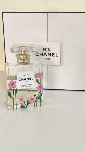 : Chanel No.5 The Body Oil – مرسوم يدويًا
