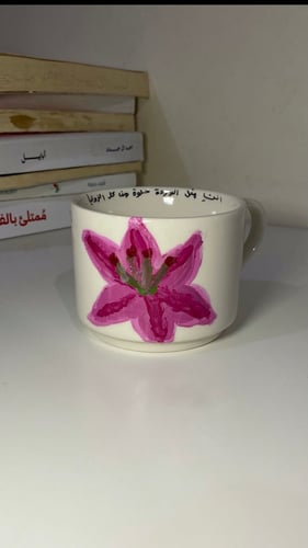 كوب مرسوم يدوي بتصميم ورد 🌷