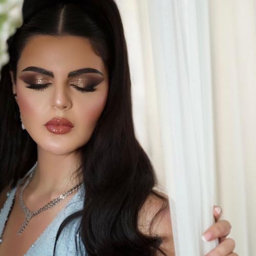 ميكب ناعم بدون رموش مع تسريحه ريترو