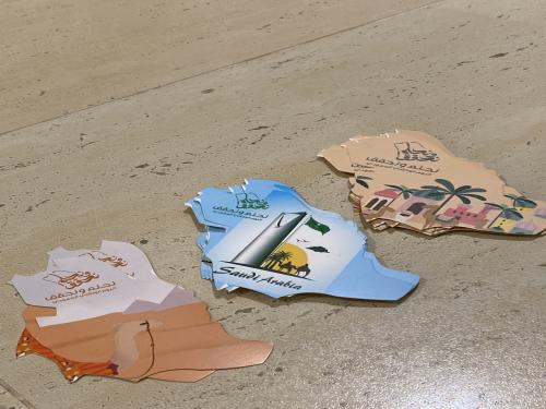 12 كرت لليوم الوطني على شكل خريطة