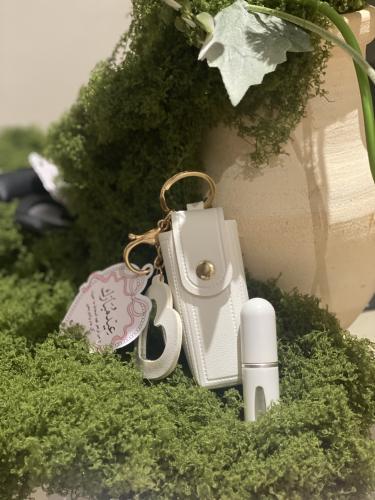 تعليقة حقيبه مع زجاجة عطر بالحبه