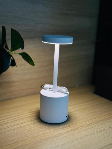 مصباح طاولة LED