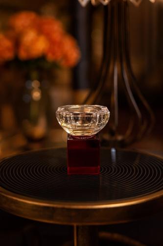 مبخرة كريستالية فاخرة بقاعدة حمراء