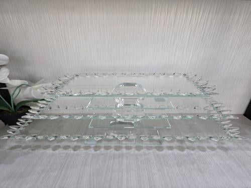 صواني تقديم زجاج بأطراف كرستال شفاف
