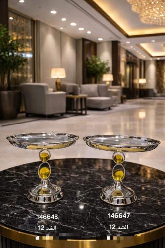 صحن تقديم بقاعدة معدنية وكريستال أصفر