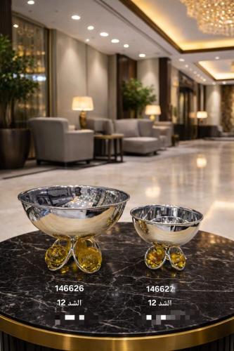 وعاء تقديم فاخر بقاعدة معدنية وكريستال أصفر