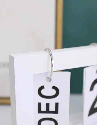 تقويم مكتبي خشبي ميلادي