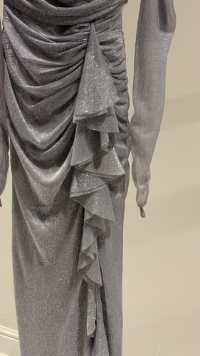 فستان فضي مع أكمام