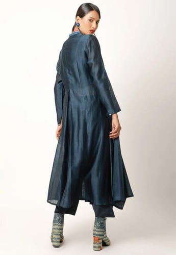 فستان كحلي بطبعه