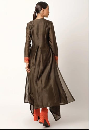 فستان بني بطبعه